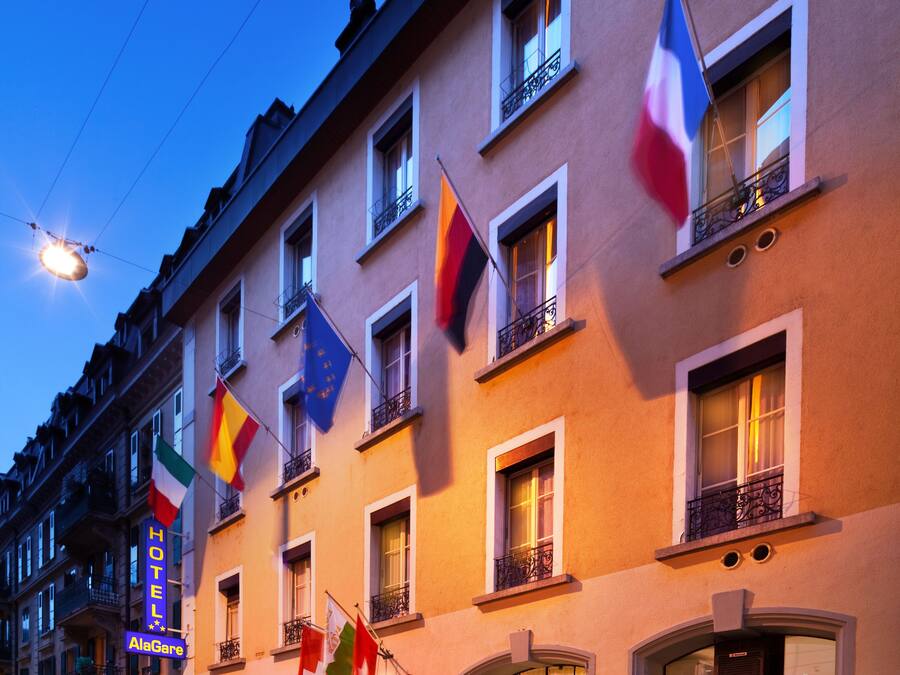 Voorkant accommodatie - avond/nacht