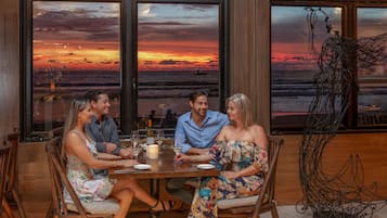 5 restaurantes; se sirven desayunos, almuerzos, cenas y cocina italiana