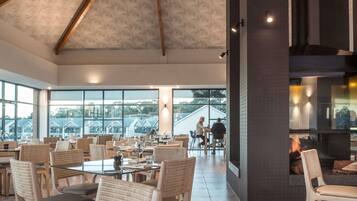 Phục vụ bữa sáng, bữa trưa, bữa tối, nhìn ra hồ bơi