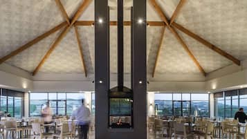 Se sirven desayunos, almuerzos y cenas; con vista a la piscina