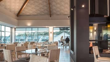 Aperto a colazione, pranzo e cena, con vista sulla piscina