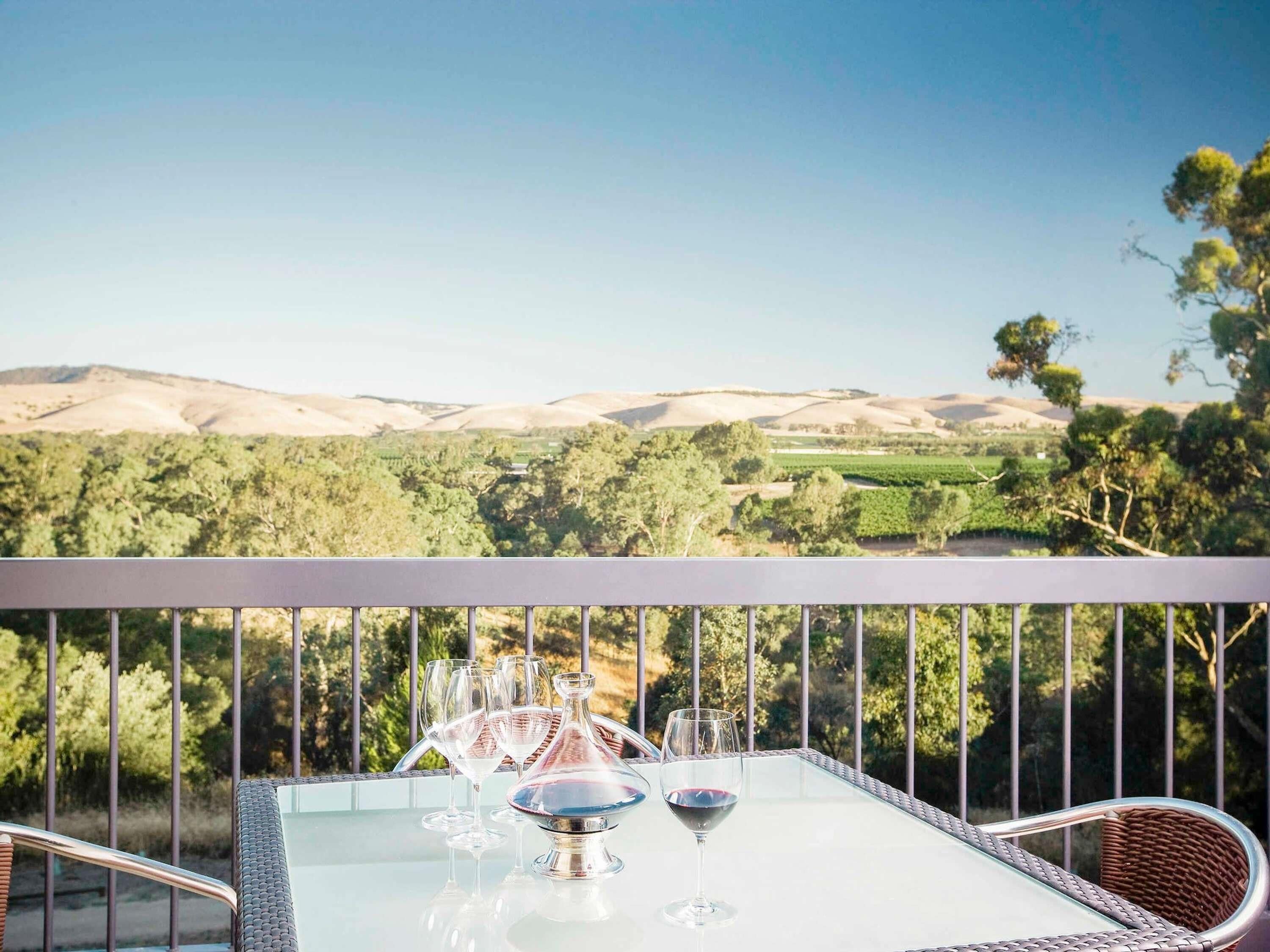 Se sirven desayunos, comidas y cenas con vista a la alberca 