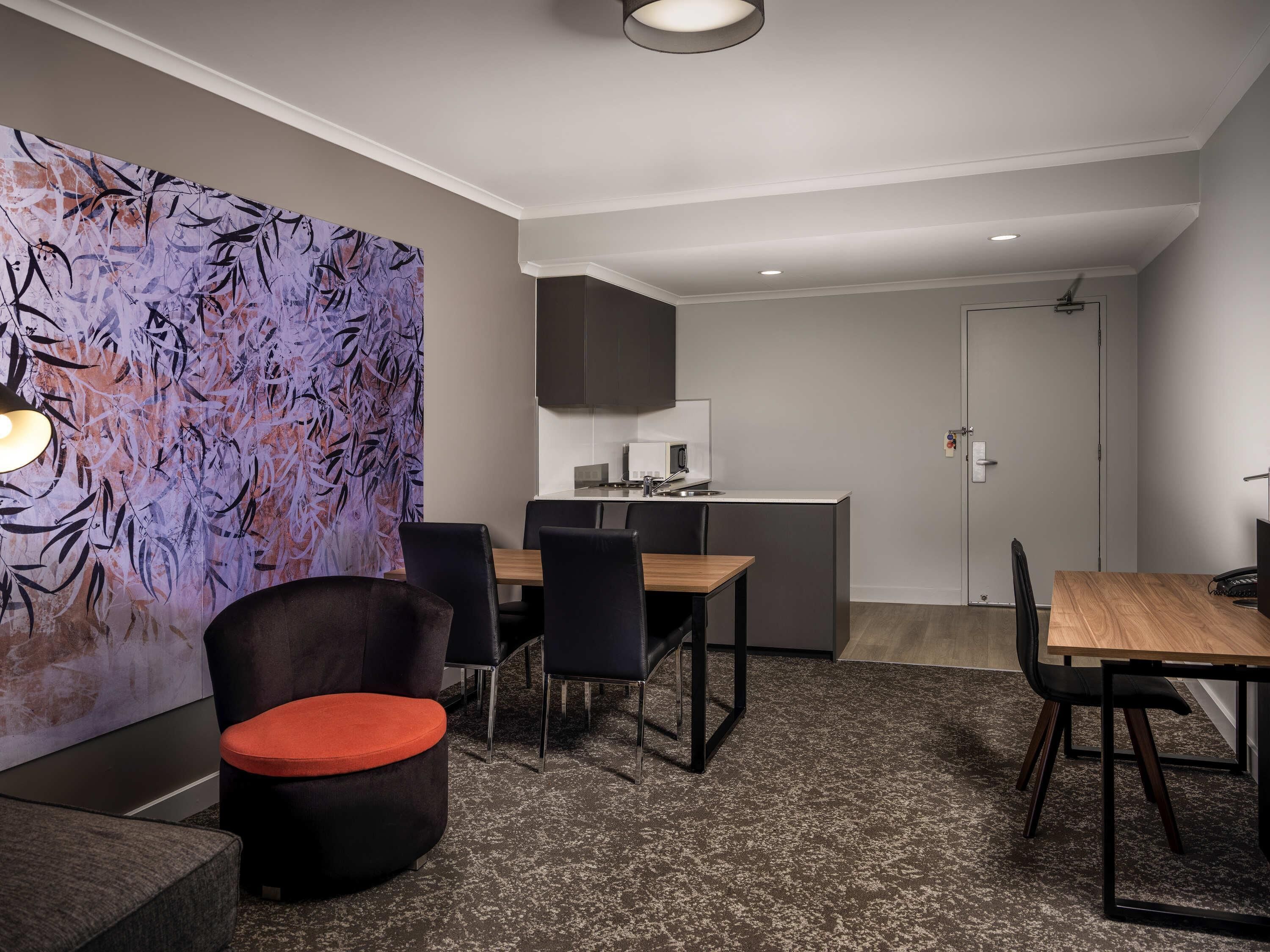 客房内保险箱、办公桌、笔记本电脑工作区、遮光窗帘