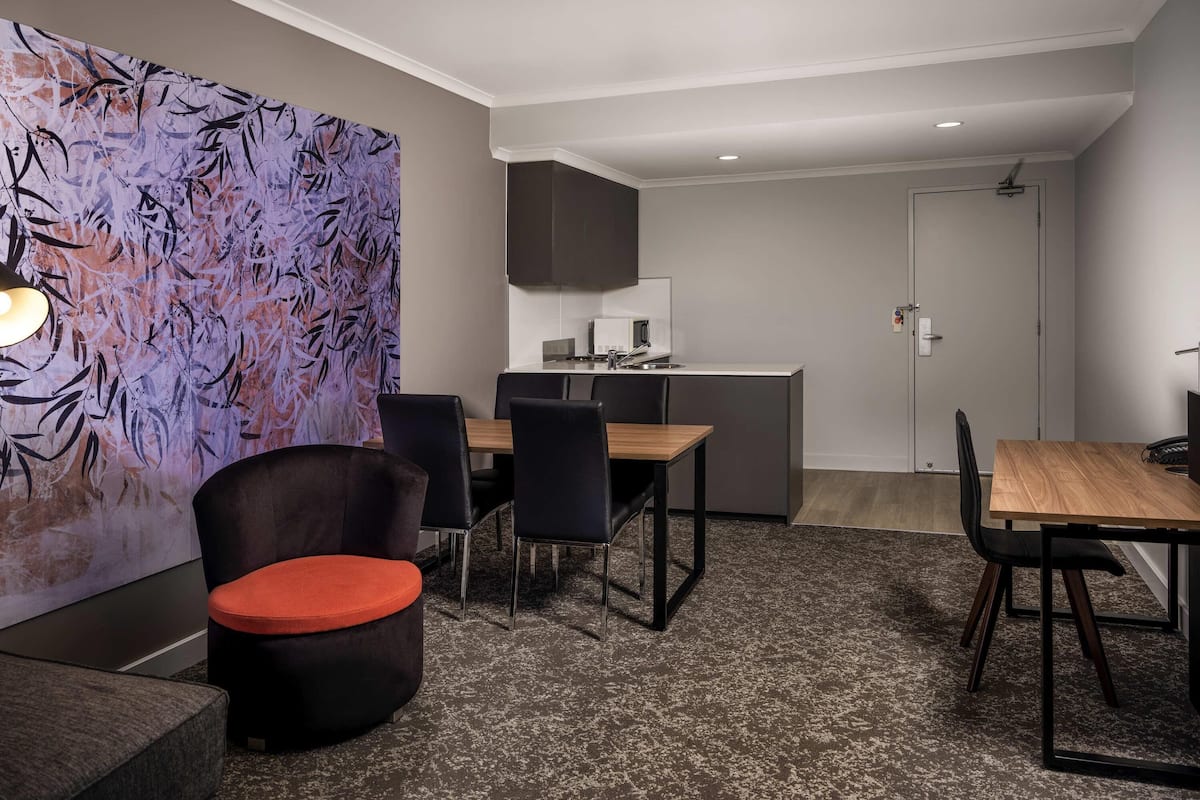 Safe på rommet, skrivebord og skrivebord for bærbar PC