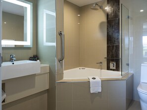 Habitación, 1 cama King size | Caja de seguridad en la habitación y escritorio 