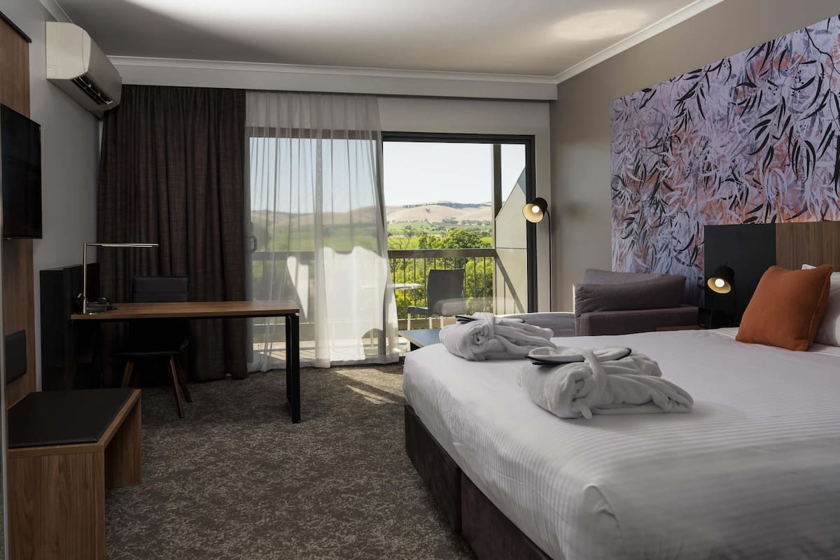 Habitación superior, 1 cama King size | Caja de seguridad en la habitación y escritorio