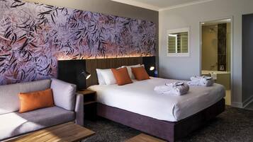 Habitación, 1 cama de matrimonio grande | Caja fuerte, escritorio, espacio para trabajar con un portátil