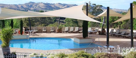 Piscine extérieure, parasols de plage, chaises longues