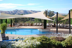 Outdoor pool, pool umbrellas, sun loungers - Novotel Barossa Valley Resort (Rowland Flat)