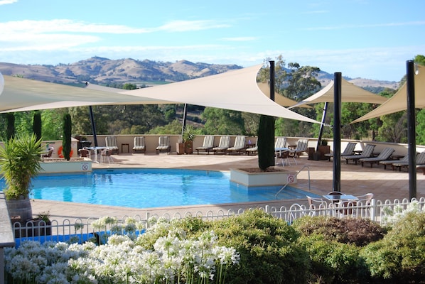 Piscine extérieure, parasols de plage, chaises longues