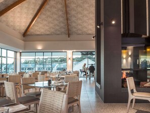 朝食、ランチ、ディナーに営業 (プール ビュー)