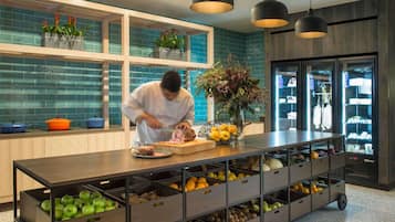 Serveert ontbijt, lunch, diner, uitzicht op het zwembad