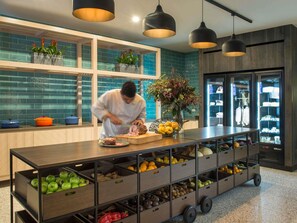 Ofereix vistes a la piscina i s'hi serveixen esmorzars, dinars i sopars 