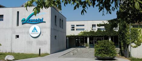 Un edificio moderno con un letrero que dice "Leunotel Youth Hostel International".