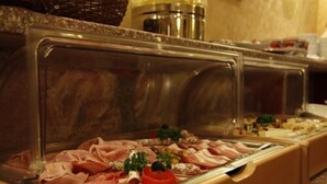 A buffet with various meats and garnishes. - Hotel Kaiserhof (Wesel)