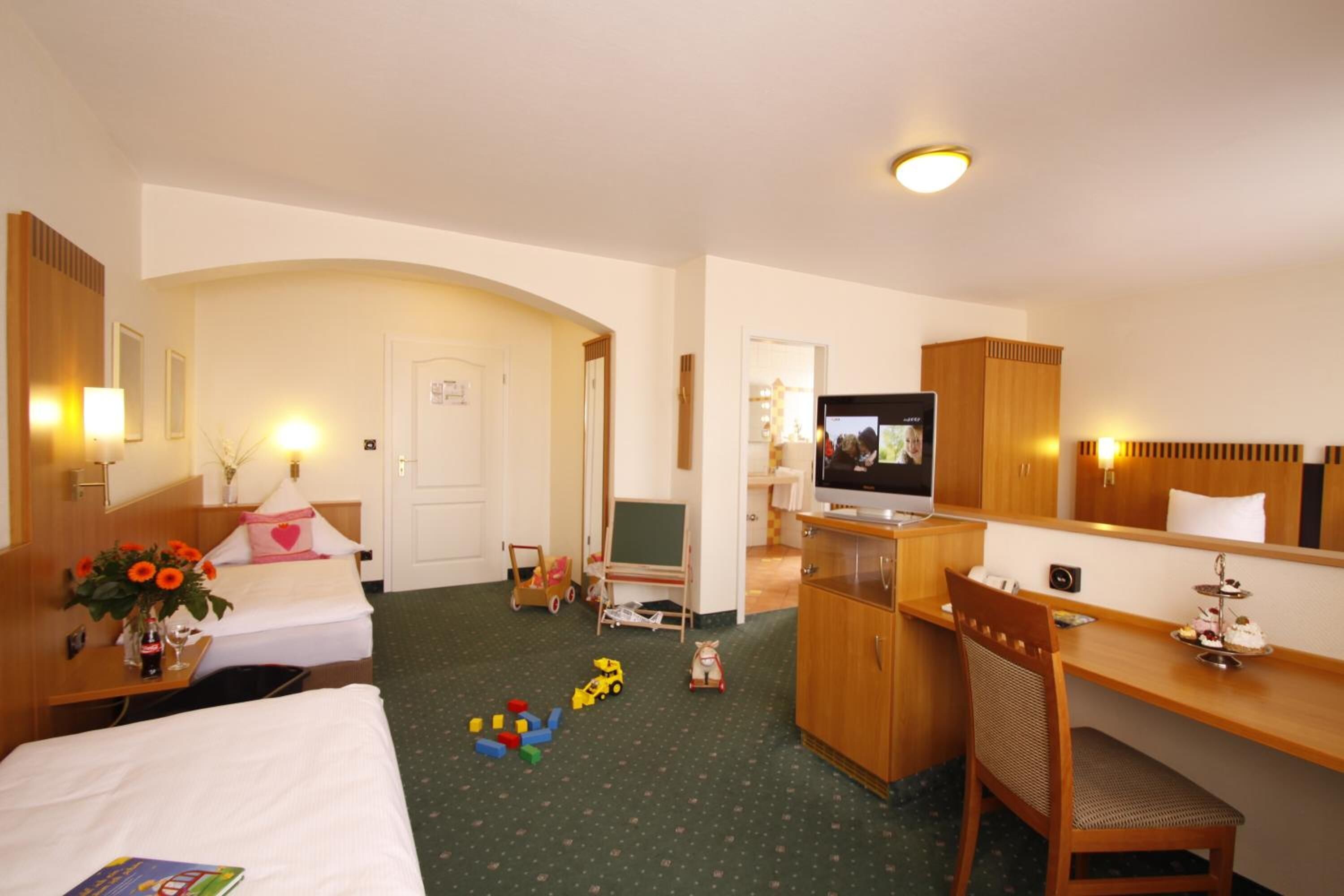 1 bedroom, hypo-allergenic bedding, minibar, in-room safe