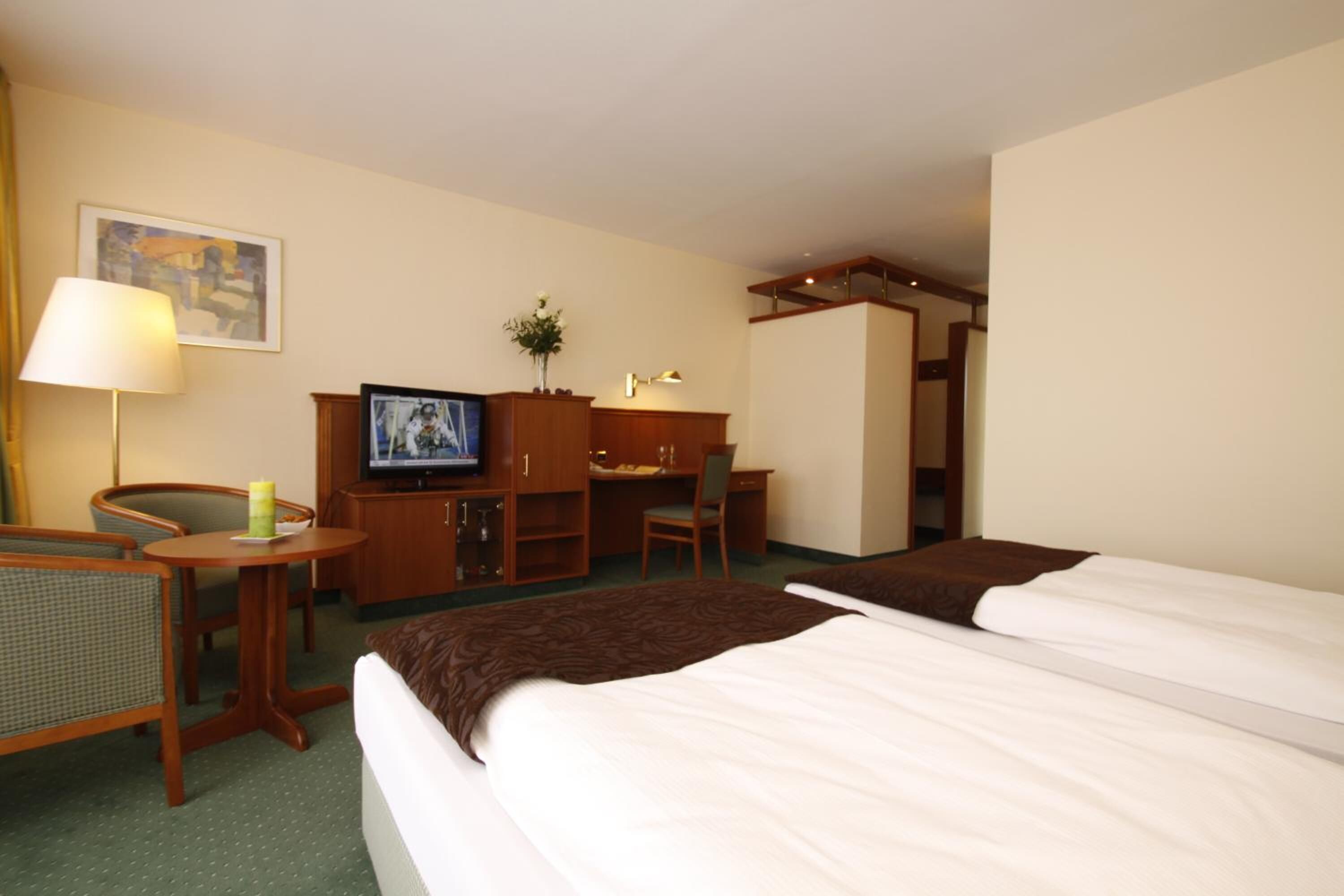 1 bedroom, hypo-allergenic bedding, minibar, in-room safe