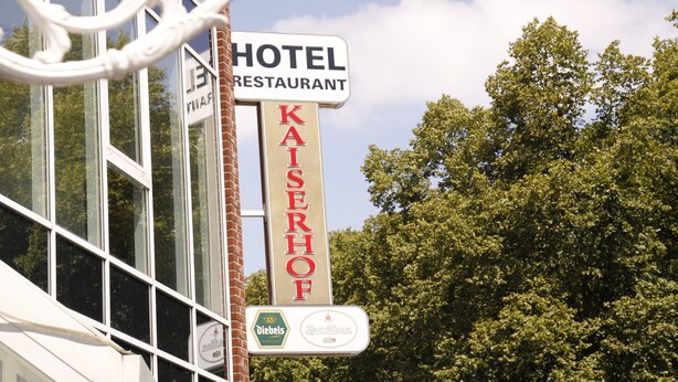A hotel sign with "HOTEL RESTAURANT" and "KAISERHOF" written on it. - Hotel Kaiserhof (Wesel)