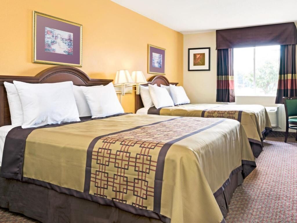 Escritorio, tabla de planchar con plancha, wifi gratis y ropa de cama 