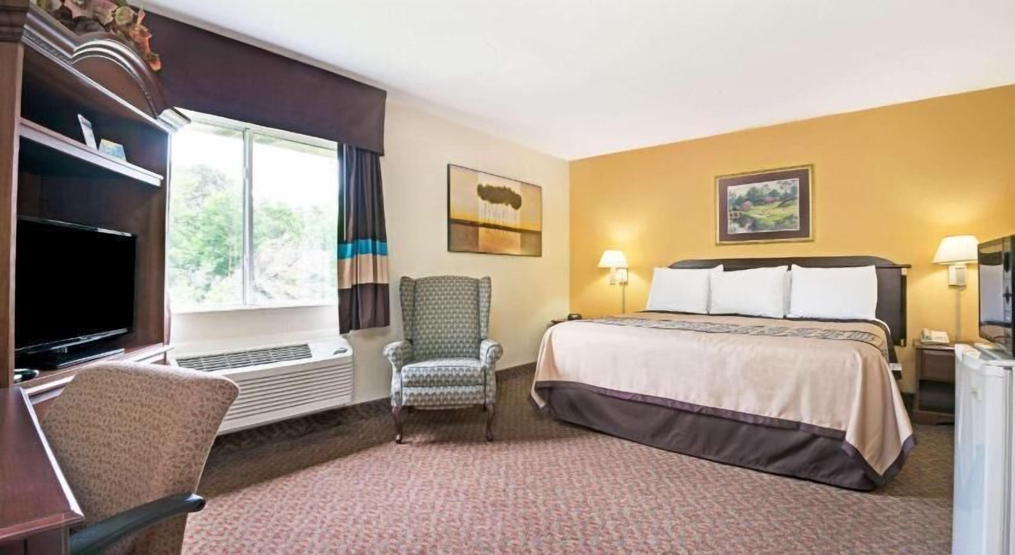 Escritorio, tabla de planchar con plancha, wifi gratis y ropa de cama 