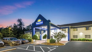 Exterior - Days Inn & Suites by Wyndham Siler City (Siler City)