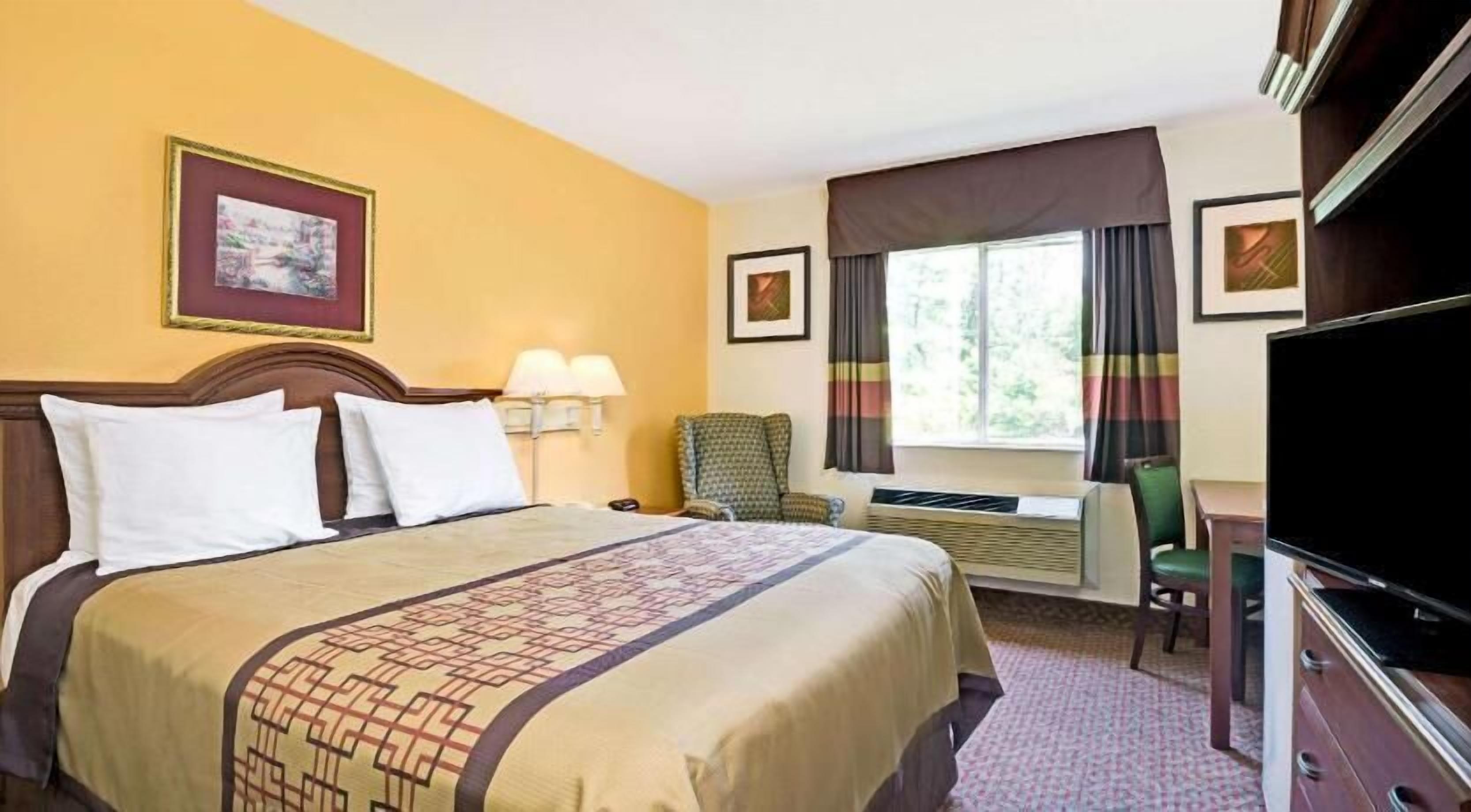 Escritorio, tabla de planchar con plancha, wifi gratis y ropa de cama 