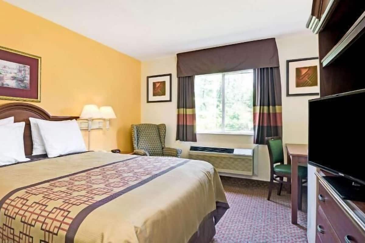 Desk, iron/ironing board, free WiFi, bed sheets