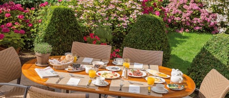 Daily buffet breakfast (EUR 21 per person)