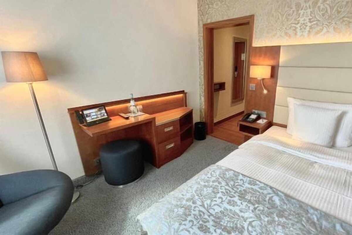 Donsdekens, een minibar, een kluis op de kamer, een bureau