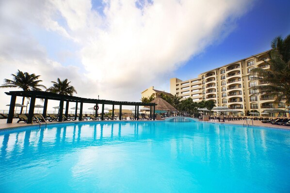Una piscina al aire libre, sombrillas