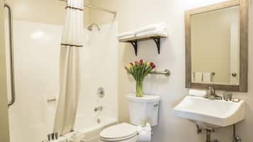 Habitación Business, 1 cama de matrimonio | Baño | Ducha y bañera combinadas y artículos de higiene personal gratuitos