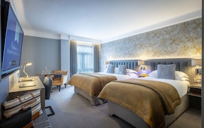 Deluxe-Doppel- oder -Zweibettzimmer | Allergikerbettwaren, Schreibtisch, Verdunkelungsvorhänge
