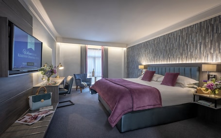 Ropa de cama hipoalergénica, escritorio y cortinas blackout . Kilkenny Ormonde Hotel