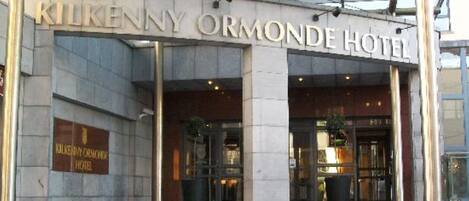 La entrada del Hotel Kilkenny Ormonde, con un toldo de cristal y fachada de piedra.