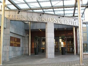 La entrada del Hotel Kilkenny Ormonde, con un toldo de cristal y fachada de piedra.