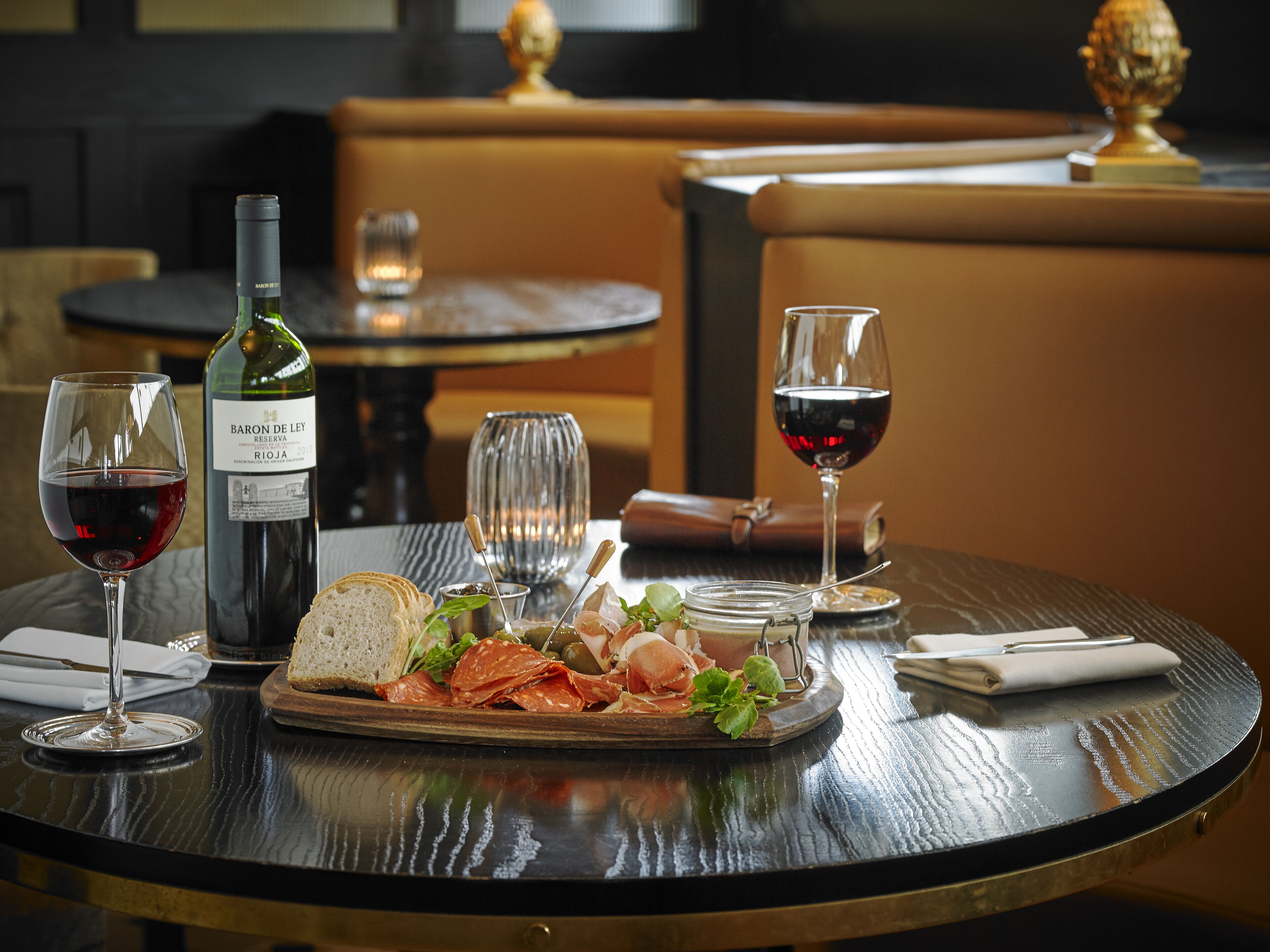 2 restaurants, breakfast, lunch, dinner served; international cuisine