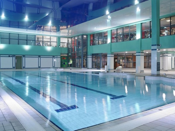 Indoor pool, sun loungers