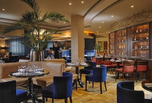 2 restaurants servant le petit déjeuner, le déjeuner et le dîner