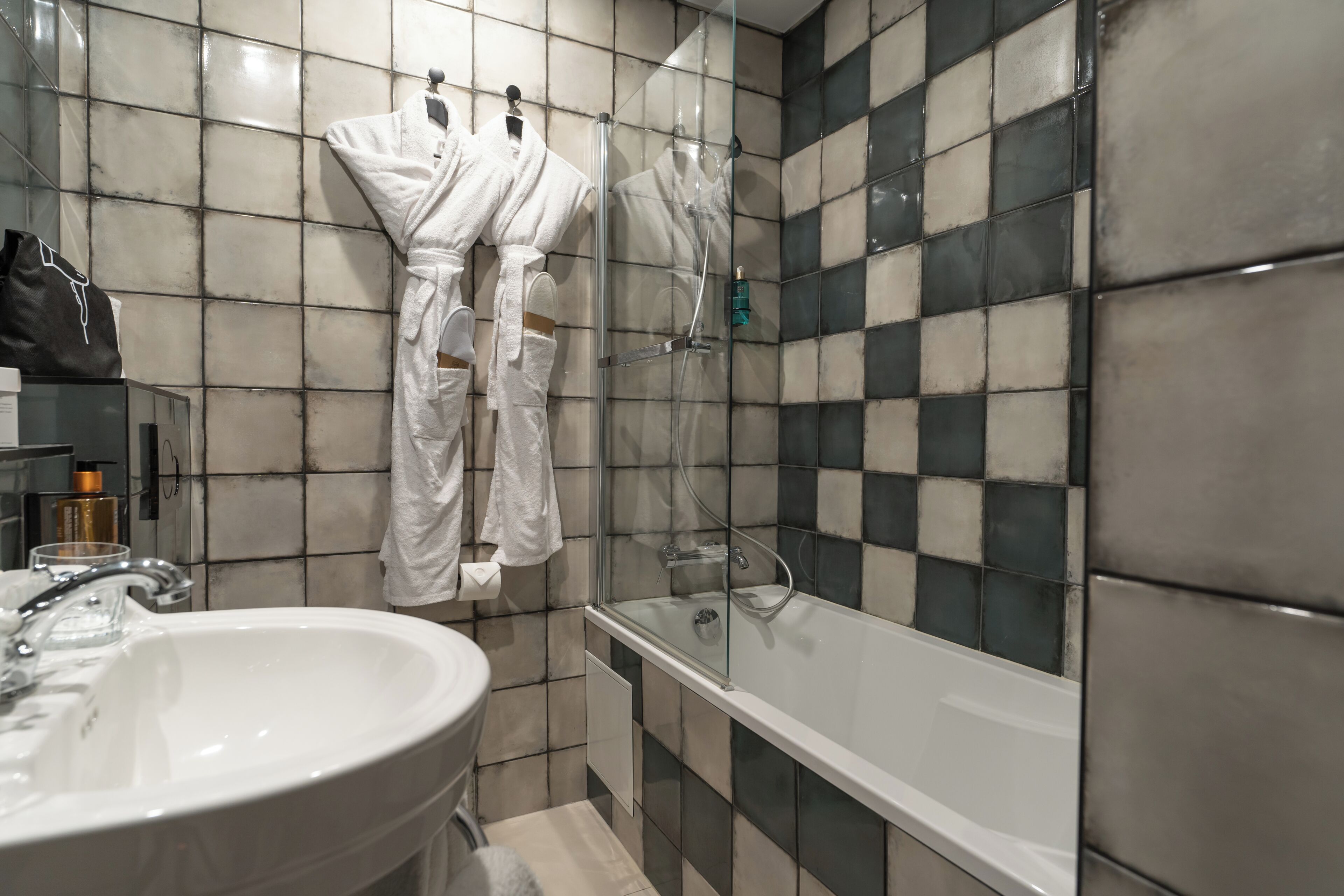 Deluxe Triple Room | Bathroom | Combined shower/tub, eco-friendly toiletries, hair dryer, towels