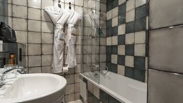 Deluxe Triple Room | Bathroom | Combined shower/tub, eco-friendly toiletries, hair dryer, towels