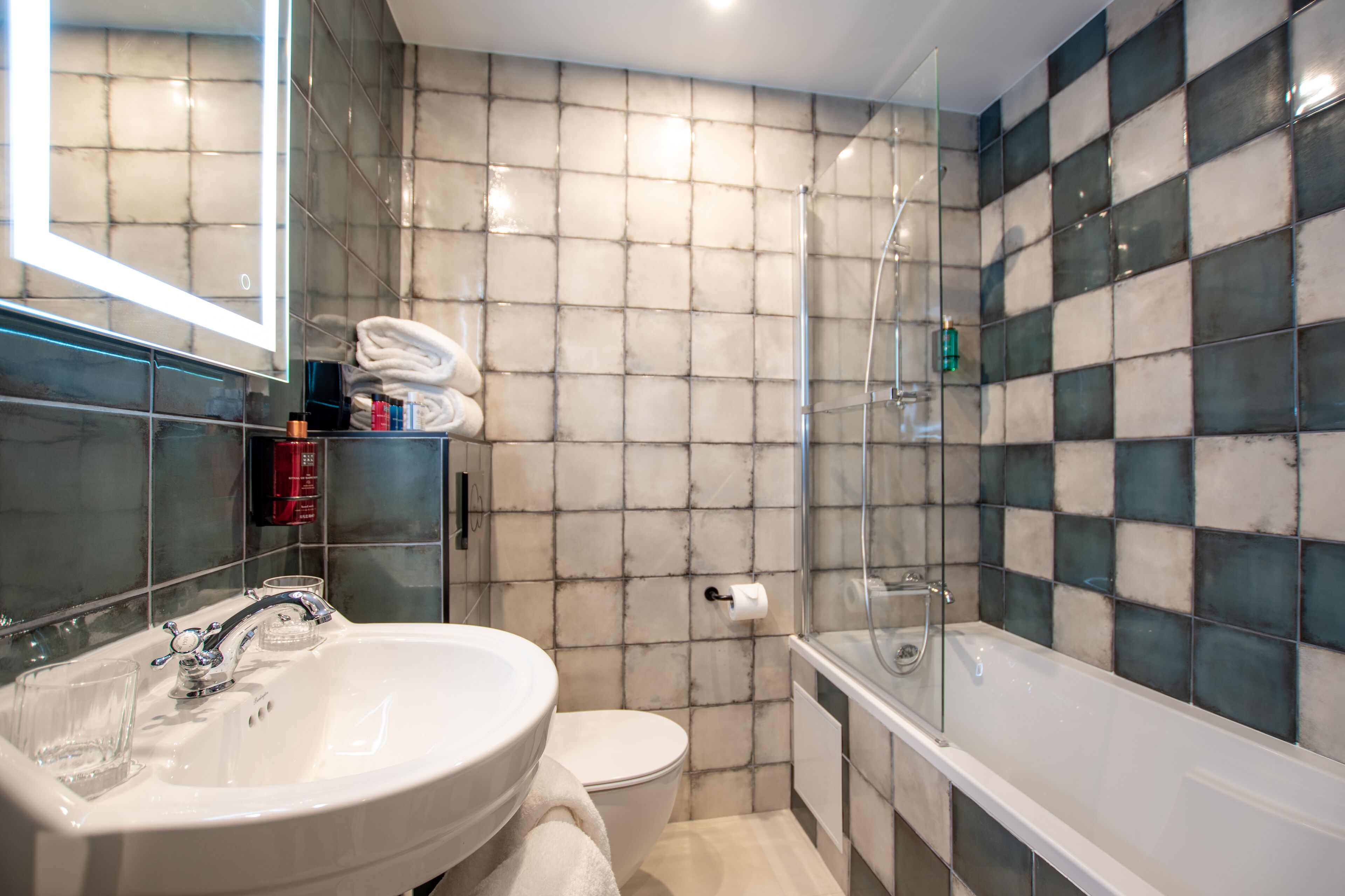 deluxe room | bathroom | combined shower/bathtub, eco-friendly toiletries, hair dryer, towels
