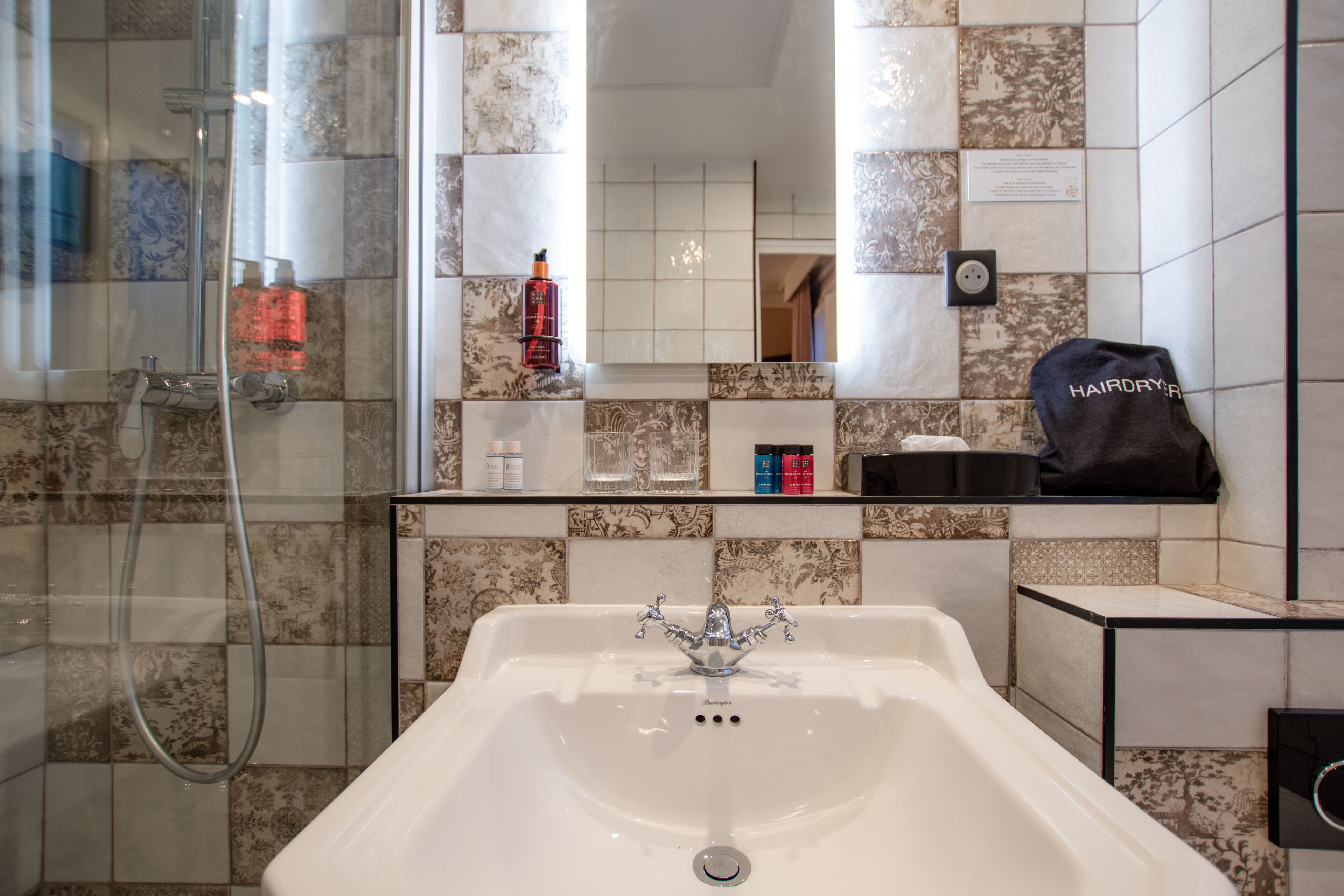 superior room | bathroom | combined shower/bathtub, eco-friendly toiletries, hair dryer, towels