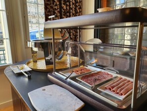 Desayuno buffet todos los días (con cargo)