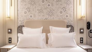 Business Room | Minibar, in-room safe, individually furnished, desk