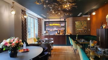 Lobby lounge