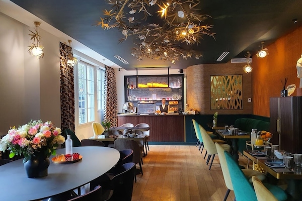 Lobby lounge