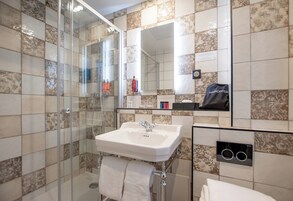 Superior-Zimmer (Chambre Supérieure Mansardée) | Badezimmer | Duschwanne, umweltfreundliche Kosmetikartikel, Haartrockner, Handtücher