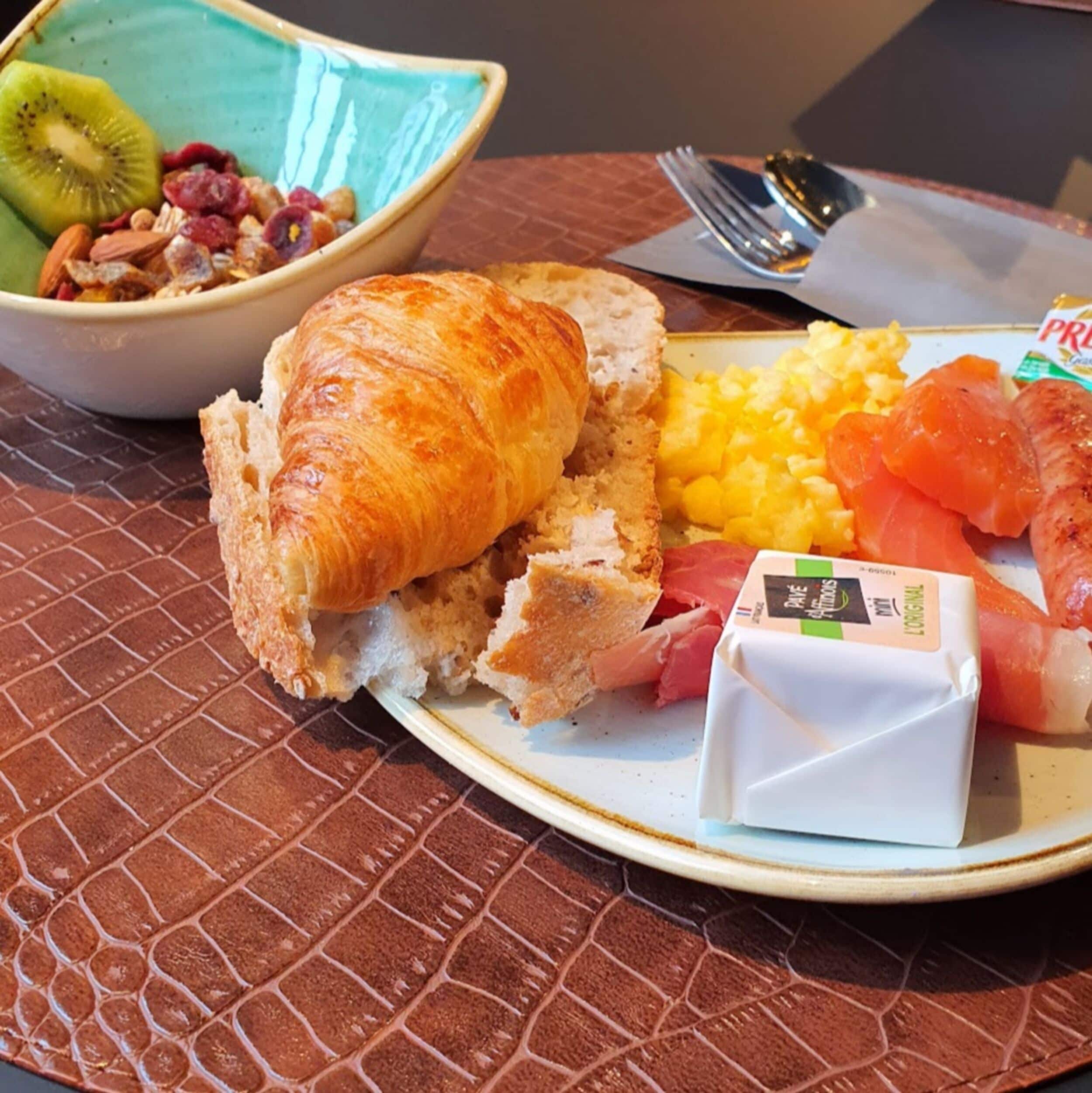 daily buffet breakfast (eur 16 per person)