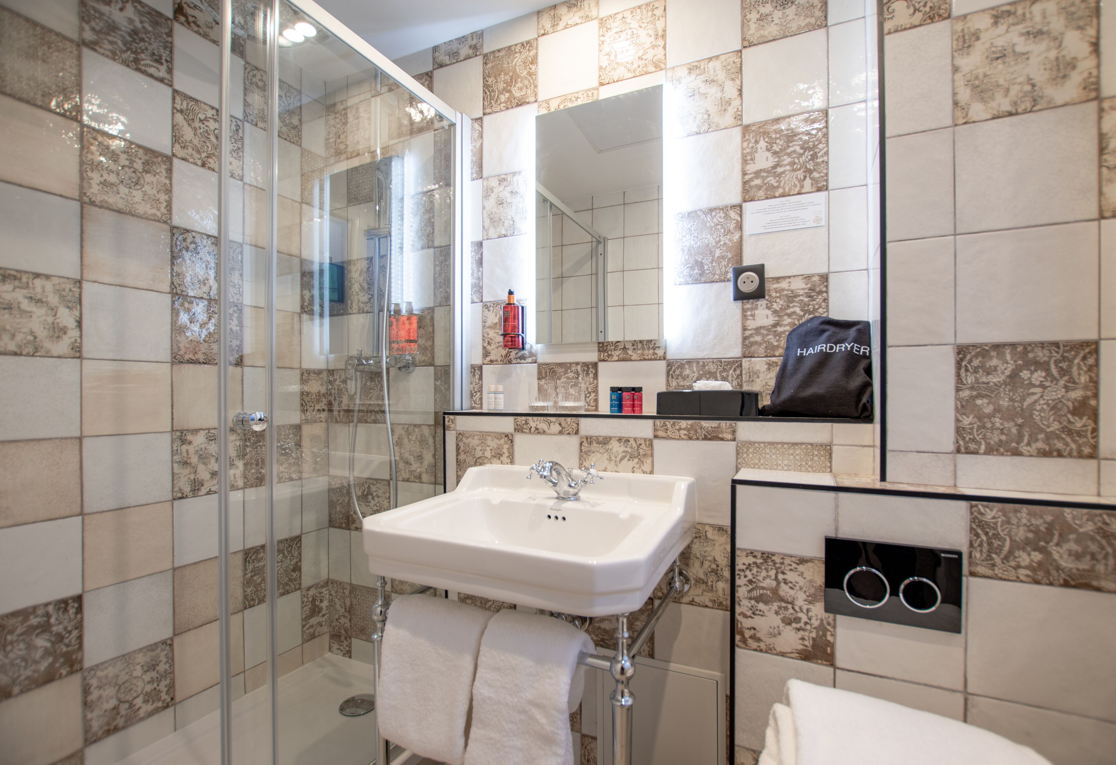 superior room | bathroom | combined shower/bathtub, eco-friendly toiletries, hair dryer, towels