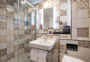 Superior Room | Bathroom